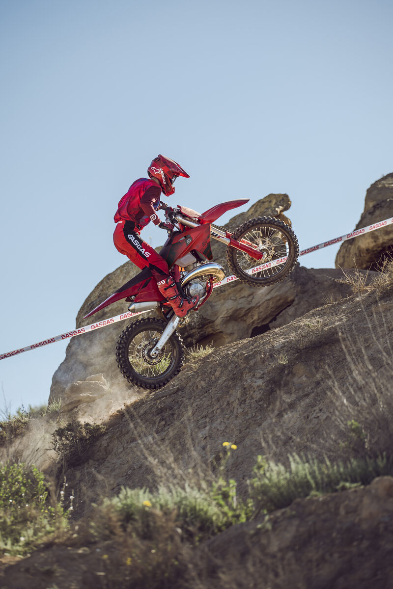 106927_CROSS COUNTRY _ EX 300 _ MY26 _ ACTION