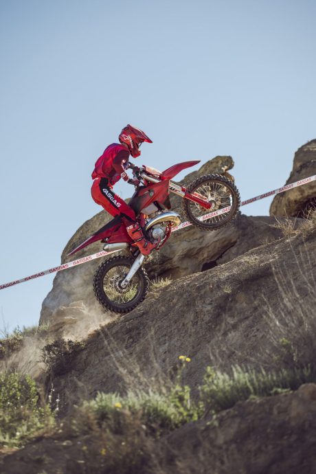 106927_CROSS COUNTRY _ EX 300 _ MY26 _ ACTION